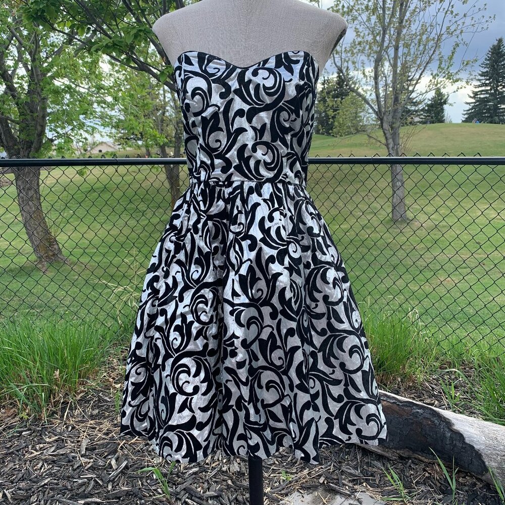 Vintage 90s LA Glo Silver Metallic Black Velvet Strapless Fit and Flare Dress - Picture 1 of 15